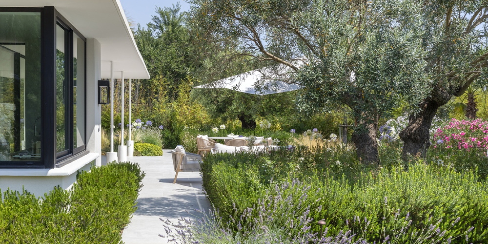 Architecture contemporaine dans un écran végétal