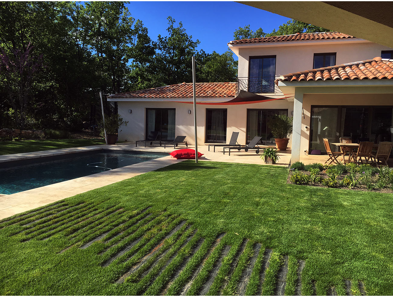 Pas japonais design et terrasse travertin piscine - Architecte paysagiste concepteur Montpellier
