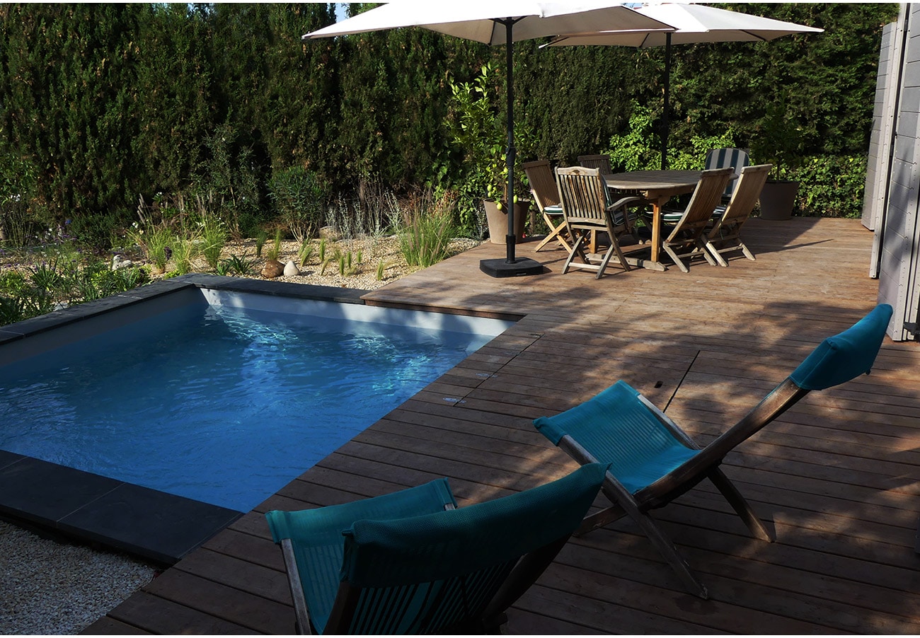 Terrasse bois et piscine carrée design - Architecte paysagiste concepteur Montpellier