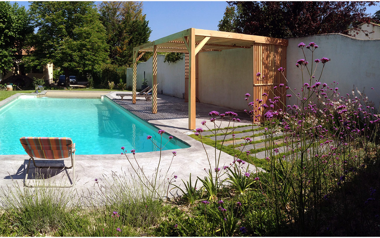 Pergola bois, jardin méditerrannéen et terrasse béton empreinte - Architecte paysagiste concepteur Montpellier