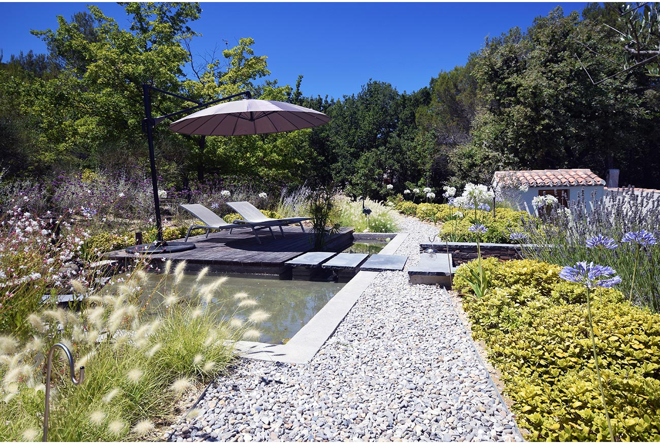 Jardin graphique & Piscine relookée - Paysagiste Montpellier & Aix